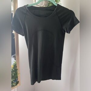 Swiftly Tech Short-Sleeve Shirt 2.0
Hip Length